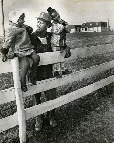 Fergie Jenkins on his farm in Blenheim with daughters Delores and Kelly, 1975. (London Free Press files)