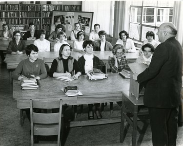 Dr. Clare Bice, London artist, addresses Medway students, 1966. (London Free Press files)