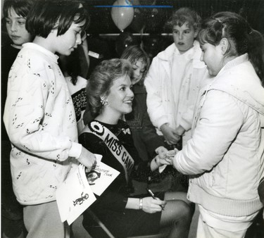 Melinda Gillies, Miss Canada is surrounded by admirers at Westmount Mall, 1987. (London Free Press files)