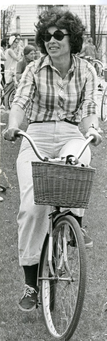 London Mayor Jane Bigelow takes part in the Ladies Great Ride for Cancer, 1974. (London Free Press files)