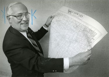 Jim DeZorzi, Amateur radio operator, former London alderman, volunteer will be watching for severe weather, 1990. (London Free Press files)