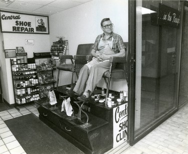 Peter Koumoutsidis in his shoe repair business in Galleria Mall, 1990. (London Free Press files)