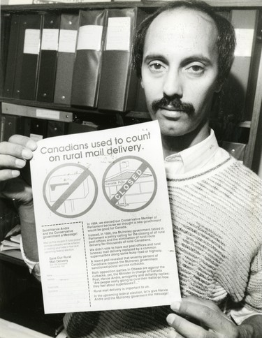 Tony DaSilva, president of the London local of the Canadian Union of Postal Workers with flyer, 1988. (London Free Press files)