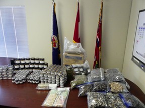 La police a saisi 24 millions de dollars d'actifs, dont plus de 100 000 dollars en espèces et 66 000 dollars de champignons magiques et de cannabis présentés ici, lors d'une série de perquisitions le mercredi 29 juillet 2020, dans le cadre de l'opération Hobart, une enquête en cours visant un réseau de jeu présumé. qui, selon la police, est lié aux Hells Angels. (Photo fournie par la Police provinciale de l'Ontario)