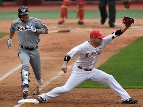 London's Jamie Romak is shown receiving a throw at first base while playing for SK Wyverns against the Hanwha Eagles in a game May 2020 in Incheon, South Korea. (JUNG YEON-JE/AFP via Getty Images)