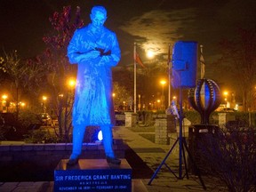 Photograph taken of Sir Frederick Banting statue at his historic home on Adelaide and Queen's Avenue. (Mike Hensen/The London Free Press file photo)