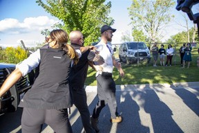 Mitglieder des RCMP entfernen Shane Marshall während eines Wahlkampfstopps des liberalen Führers Justin Trudeau in der London Brewing Co-op am 6. September 2021. Marshall wurde wegen Körperverletzung mit einer Waffe angeklagt, nachdem Kies auf Trudeau geworfen wurde, als er in einen Wahlkampfbus stieg .  (Derek Ruttan/The London Free Press)