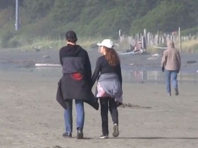 Global News filmed Justin Trudeau and his wife, Sophie Gregoire Trudeau, walking along the beach in Tofino, B.C.