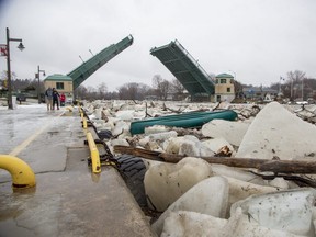 El puente levadizo en Port Stanley se cerró al tráfico vehicular el jueves por la tarde debido a la caída de nieve en el puerto.  (Derek Rutten / Prensa libre de Londres)