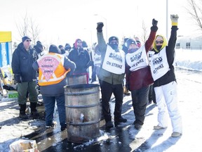 Strikers outside the Dr. Oetker frozen pizza plant in London. (Derek Ruttan/The London Free Press)