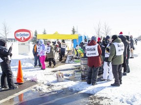 Strikers outside the Dr. Oetker frozen pizza plant in London. (Derek Ruttan/The London Free Press)