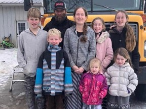 John Fehr viene mostrato con la moglie e i loro sei figli in una foto pubblicata sui social dalla sorella, che vive nel sud-est di Londra.  Il suo aereo appena acquistato è scomparso poche ore dopo il decollo da Delhi.