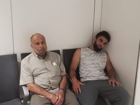 Hussein, à gauche, et Mustafa Baroot disent qu'ils attendent depuis deux jours à l'aéroport d'Heathrow pour prendre un vol de retour au Canada, mais qu'ils se voient toujours refuser des cartes d'embarquement.  (photo envoyée)