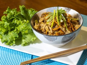 Transformez les restes de poulet en une salade de sandwich asiatique croustillante qui est excellente servie dans des coupes de laitue ou dans un wrap avec de la laitue et un peu de pâte de piment, dit Jill Wilcox. (Style culinaire par Ran Ai)(Mike Hensen/The London Free Press)