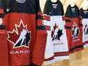 Hockey Canada-Trikots (mit freundlicher Genehmigung von Hockey Canada)