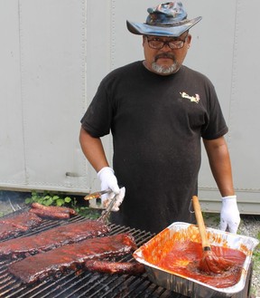 Jorge González le da los toques finales a un par de costillas antes del London Ribfest and Craft Beer Festival, que se lleva a cabo de jueves a lunes en Victoria Park.  (JOE BELANGER / Prensa libre de Londres)