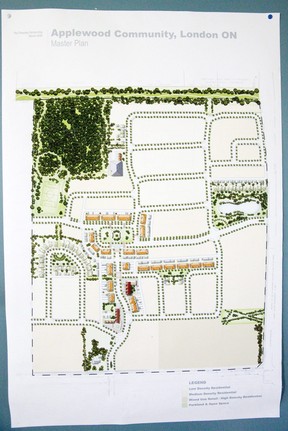 Masterplan dla Applewood, nowej planowanej społeczności, wisi na ścianie w głównym biurze Petera Sergotisa przy Sunningdale Street i Adelaide Street w północnym Londynie, w czwartek 10 października 2013 r. (zdjęcie z wolnego pliku prasowego)