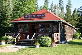 Ein Foto der Old Post Lodge in der Nähe von Thunder Bay, aufgenommen von ihrer Website.