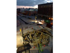 Crews work to repair a massive sinkhole that opened up at the northeast corner of a major downtown London intersection, Dundas and Wellington streets, on Oct. 31, 2007. Free Press file photo