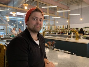 Le fondateur Max Meighen est assis au bar de la brasserie Avling de Toronto, qui se concentre sur les ingrédients ontariens et cultive une partie de ce dont elle a besoin sur son toit.  (Barbara Taylor/The London Free Press)