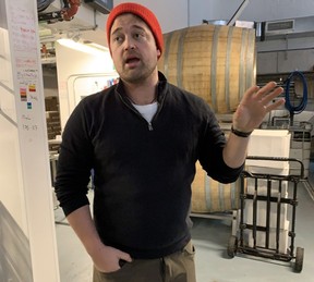 Le fondateur d'Avling Brewery, Max Meighen, explique la configuration de la brasserie, y compris l'utilisation de fûts de chêne pour des bières créatives en petites quantités. (Barbara Taylor/The London Free Press)