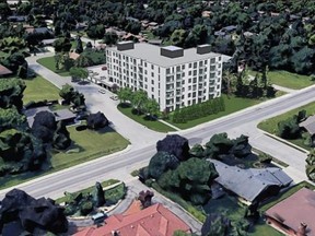 Render ini menunjukkan gedung apartemen enam lantai yang diusulkan perusahaan untuk dibangun di 608 Komisaris Rd. W. di Westmount. (Laporan perencanaan Kota London)