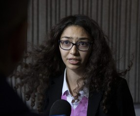Maya Tour s'adresse aux journalistes devant un palais de justice de Londres le vendredi 18 novembre 2022, après avoir raconté au tribunal comment elle et sa famille ont subi la mort de sa petite sœur, Nihal Tour, 8 ans, dans un accident de juillet 2020 causé par la conductrice ivre Alicia van Bree. (Derek Rutan / London Free Press)
