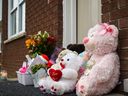 Un monumento de osos de peluche, velas, flores y dibujos de niños continúa creciendo en los escalones de entrada de la unidad de la casa adosada en Bowley Street, donde la policía de Londres encontró dos muertos el sábado 10 de diciembre de 2022.  (Calvi Lyon/La prensa libre de Londres)