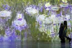 Sophia Beaudoin, 5 ans, et sa sœur aînée Amelia, 8 ans, se promènent dans les nénuphars de Monet.