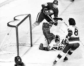 Buffalo Sabers 선수 Don Luce가 1977년 12월 Vancouver Canucks를 상대로 득점합니다. (Postmedia Archives)