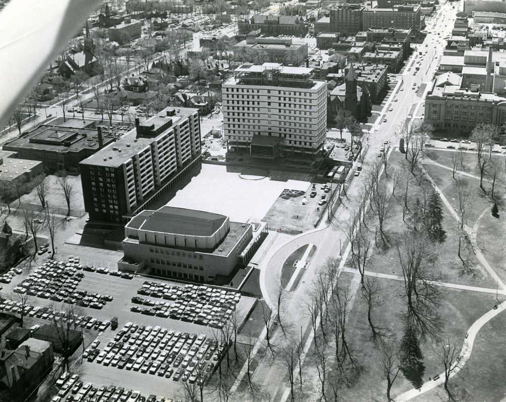 Looking south, London's new $5.2-million city hall reigns 13 storeys over the city hall courtyard that is flanked by Centennial Apartments and Centennial Hall in 1970. (London Free Press files)