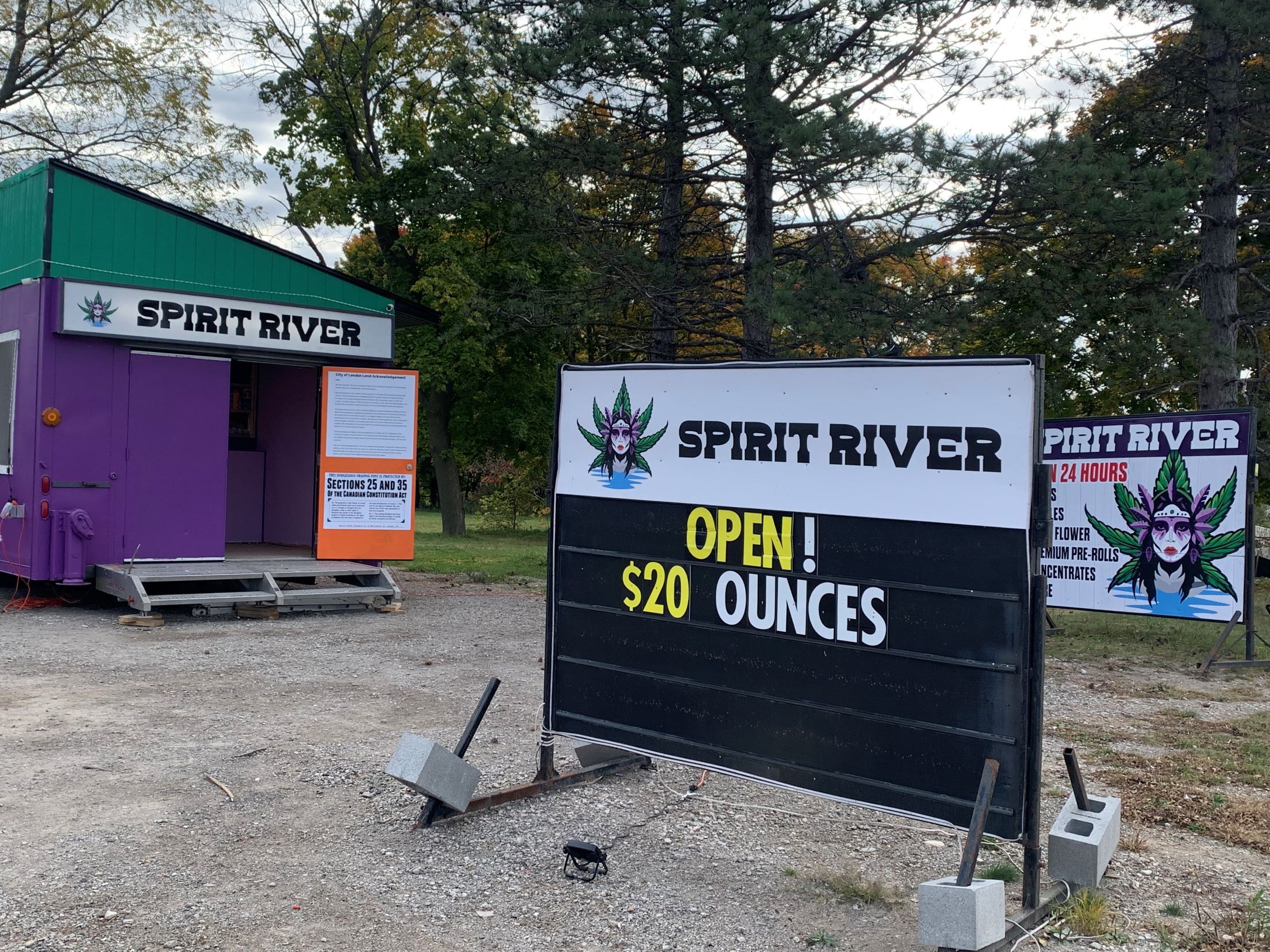 Unsanctioned pot shop reopens in new trailer on Wellington Street
