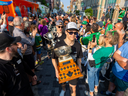 Denver Barkey lleva la Copa Memorial detrás de Easton Cowan, sosteniendo el trofeo que ganó como MVP del torneo, ya que los Caballeros de Londres celebraron con los fanáticos en Dundas Place en el centro de Londres aproximadamente 24 horas después de ganar el Campeonato Nacional de Hockey Junior. Foto tomada el 2 de junio de 2025. (Mike Hensen/The London Free Press)
