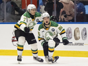 Denver Barkey, a la derecha, y Easton Cowan, de los Caballeros de Londres, celebran después de que Barkey anotó en la final de la Copa Memorial contra los Tigres Medicine Hat en Rimouski, Que. el 1 de junio de 2025. Christopher Katsarov/ Canadian Press