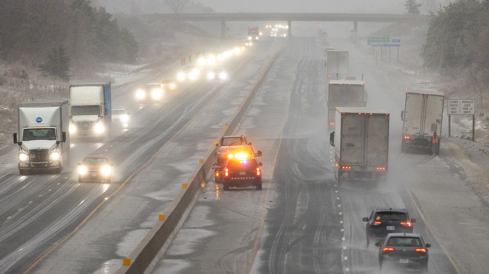  Police clear the scene of a collision just west of the White Oak Road overpass on Hwy. 401 on Friday December 26, 2025. (Mike Hensen/The London Free Press)
