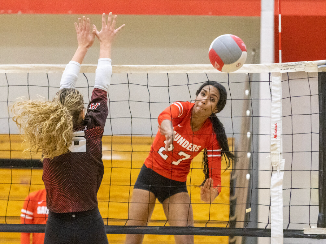 St. Thomas Aquinas played Saunders in a TVRA senior girls volleyball game in London on Monday. Photos by LFP's Derek Ruttan