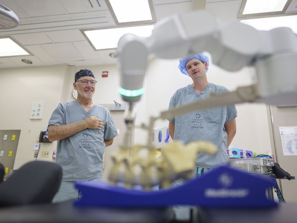 Robotic platform helps surgeons correct Windsor teen’s spinal curvature.