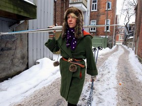 MONTREAL, QUEBEC; JANUARY 28,  2011 -- Singer Martha Wainright carries her skis through an Outremont lane on her way to Mount Royal in Montreal,  January 28, 2011.          (John Mahoney/THE GAZETTE)