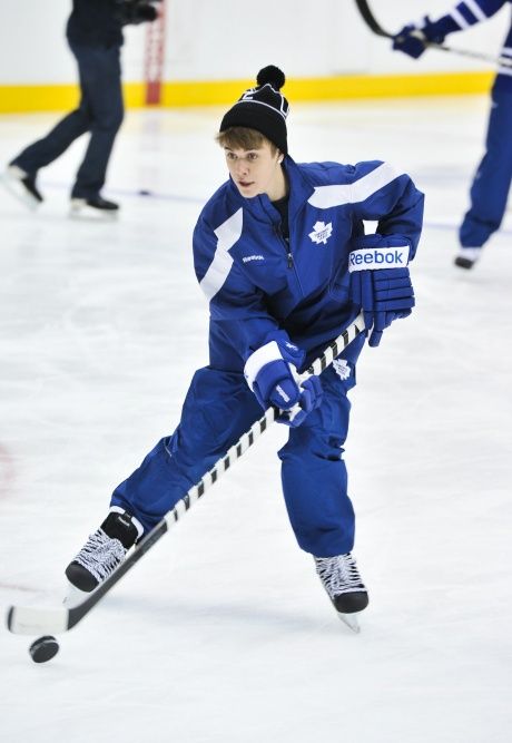 Justin Bieber enjoys Maple Leafs' victory over the Islanders - video  Dailymotion