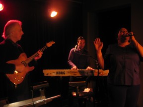 Kim Richardson performs at Le Balcon in Old Montreal, with guitarist Gary Schwartz and Allister Philip on keyboards. (Photo by Richard Burnett)