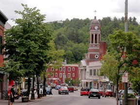 MONTREAL, QUE: JUNE 13, 2006 -  Main Street, downtown Saranac Lake with the Independence Hall architecturally inspired town hall in the background. - for Urban Expressions. / credit Mark Kurtz    (SUP)