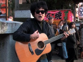 In Live Tape, musician Kenta Maeno walks the streets of Tokyo on New Year's Day 2009, singing songs.