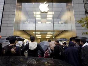 Apple fans line up at Montreal's Apple Store for the iPhone 4S in October, 2011. Dario Ayala/THE GAZETTE