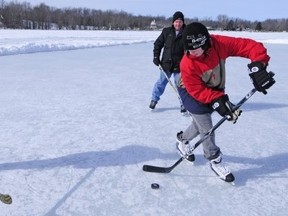 Few were brave enough to play shinny on the Lake of Two Mountains. Event organizers will try again this Sunday.