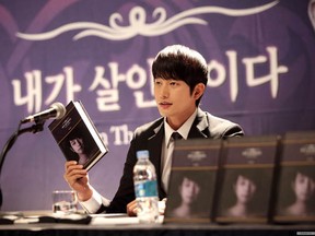 After it's too late to charge him with murder, serial killer Lee Doo-suk (Park Si-hoo) writes a book about his crimes.