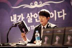 After it's too late to charge him with murder, serial killer Lee Doo-suk (Park Si-hoo) writes a book about his crimes.
