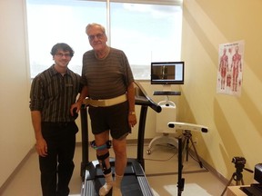 Kinesiologist/kinesitherapist Vincent Proulx (left) with client Jean Brunelle and the KneeKG equipment.