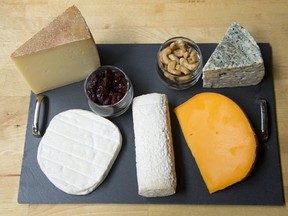 Clockwise from top left: Alfred le
Fermier, Bleu d’Elizabeth, Mimolette,
Sainte-Maure Caprifeuille and Pizy.