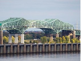 Richard Bergeron says that light rail is a must for the new Champlain Bridge.