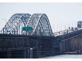 Lane closings are planned on the Mercier Bridge this weekend.